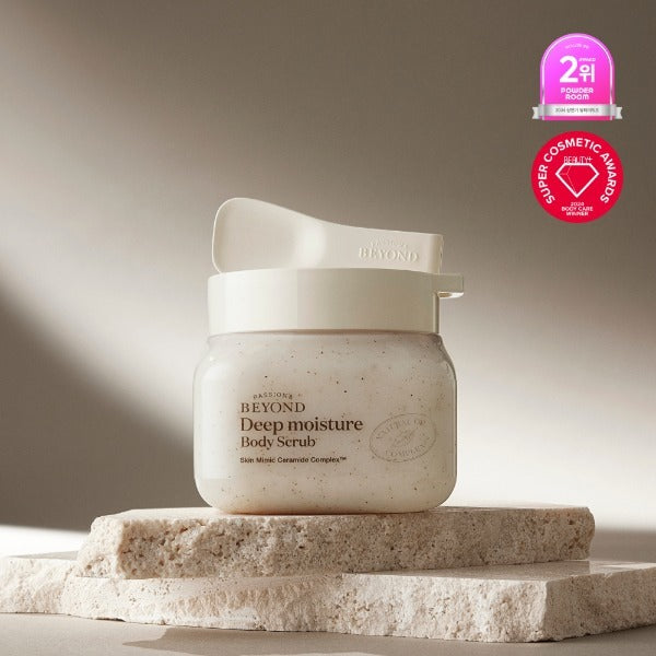 PASSION & BEYOND Deep Moisture Creamy Sugar Body Scrub 500g sur socle, pot de la marque, décor minimal beige