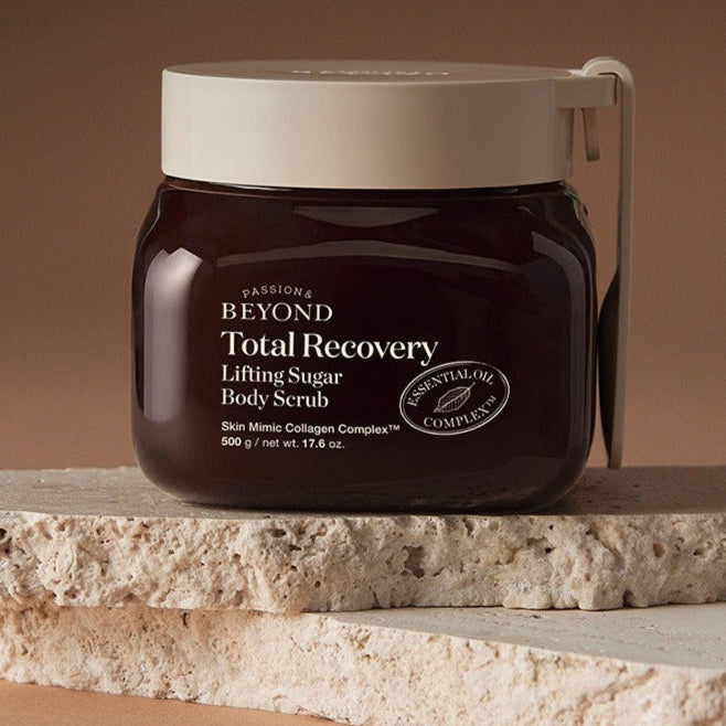 PASSION & BEYOND Total Recovery Lifting Body Scrub 500g de la marque PASSION&BEYOND, pot brun sur fond beige.