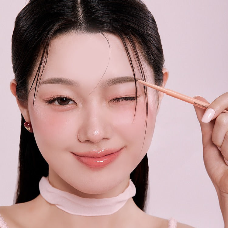 PASSION CAT Relay Fine Eyebrown Pencil 0.09g, marque Passion Cat : maquillage sourcils fine, crayon tenu sur visage