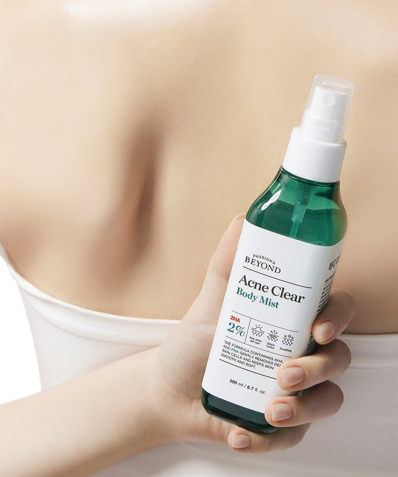 PASSON&BEYOND Acne Clear Body Mist 200ml tenu par une personne devant sa peau, traitement anti-acné pour le corps.