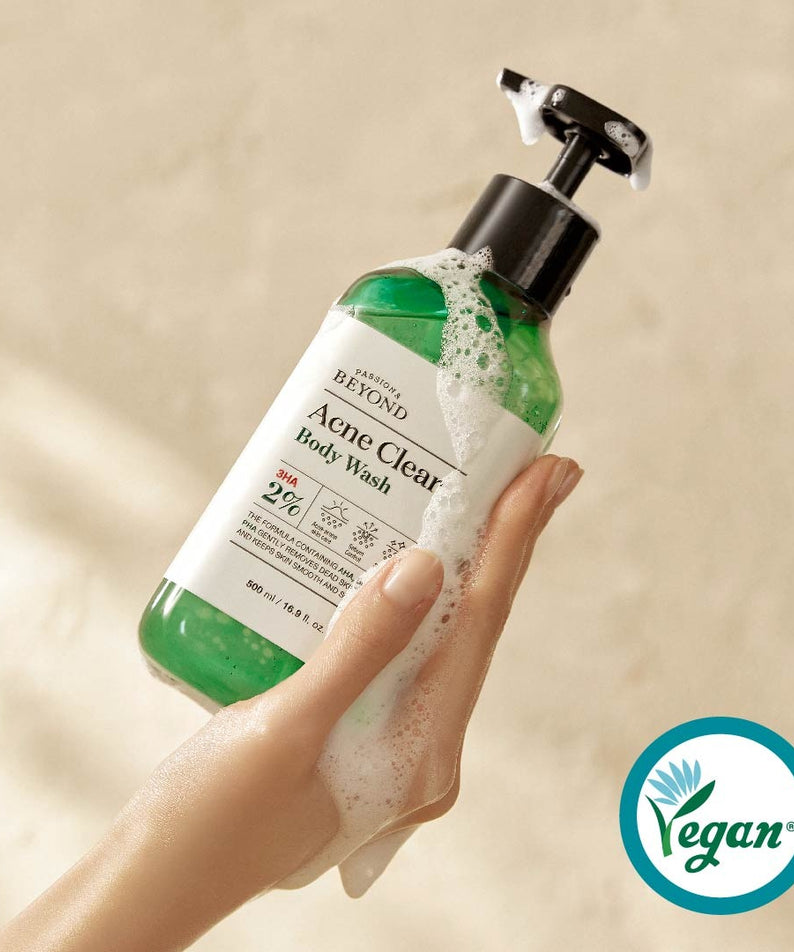 PASSON&BEYOND Acne Clear Body Wash 500ml en main, bouteille verte pleine de mousse avec logo vegan, soin contre l'acné