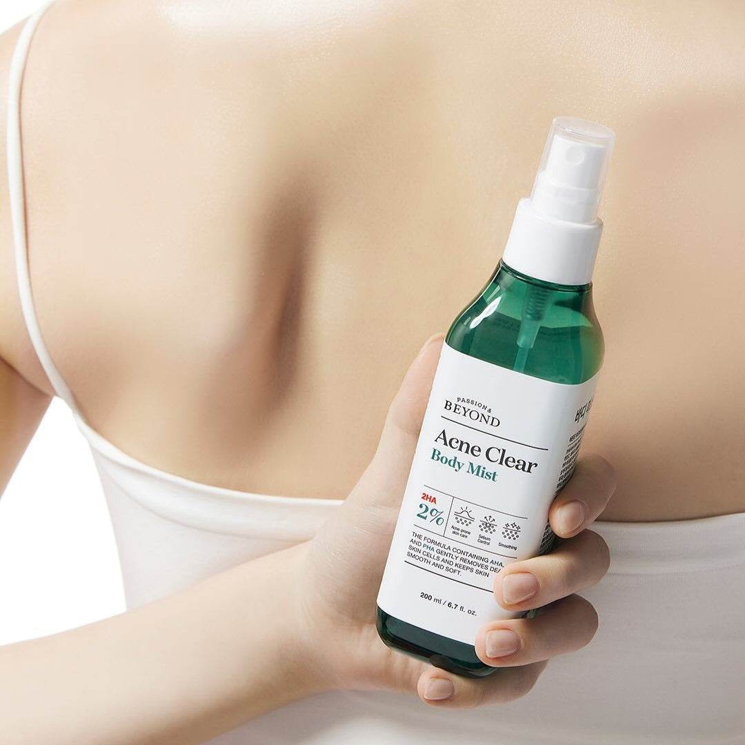 PASSON & BEYOND Acne Clear Body Mist 200ml, brume anti-imperfections de la marque, main tenant le flacon sur peau en photo