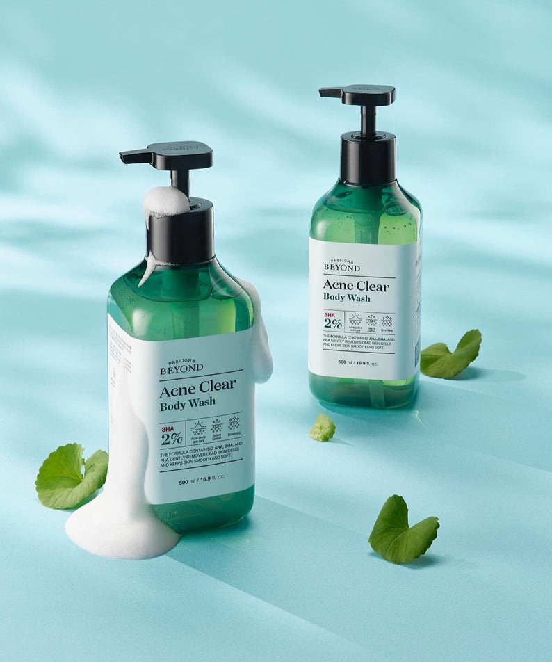 PASSON & BEYOND Acne Clear Body Wash 500ml, flacons sur fond bleu, ingrédients feuilles, contexte visuel spa/cosmétiques
