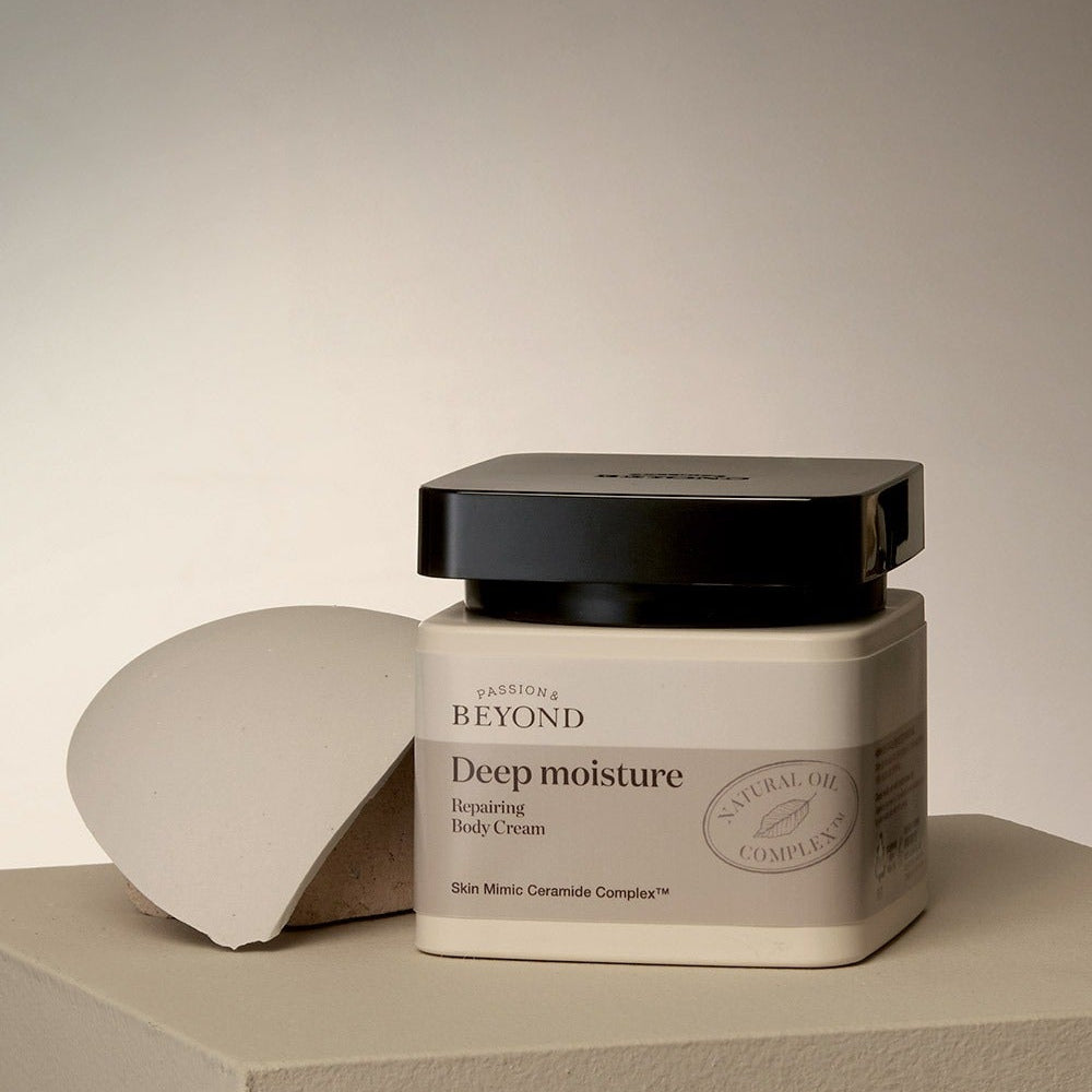 PASSON & BEYOND Deep Moisture Repairing Body Cream 150ml, pot crème sur fond beige, marque visible.