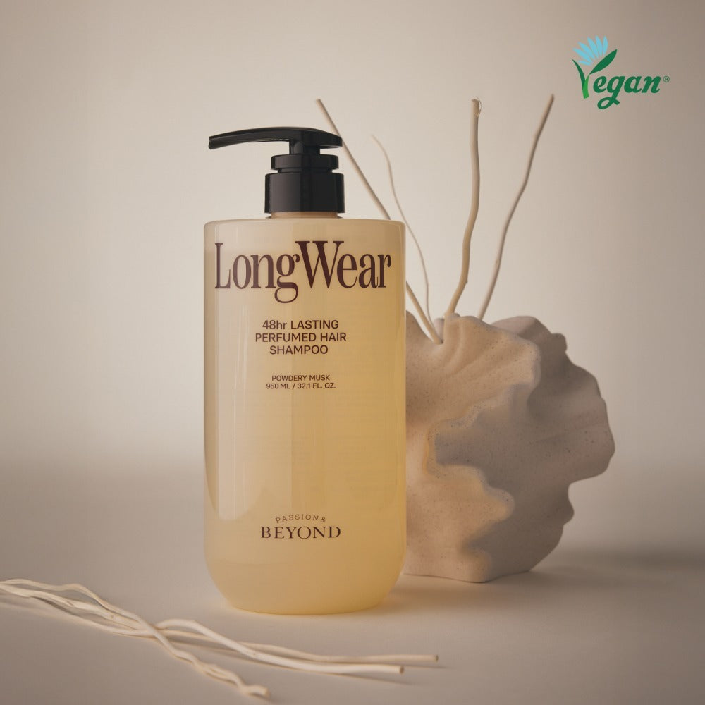 PASSON & BEYOND LongWear 48hr Lasting Perfumed Hair Shampoo 950ml : flacon et cheveux parfumés en scène, marque PASSON & BEYOND.