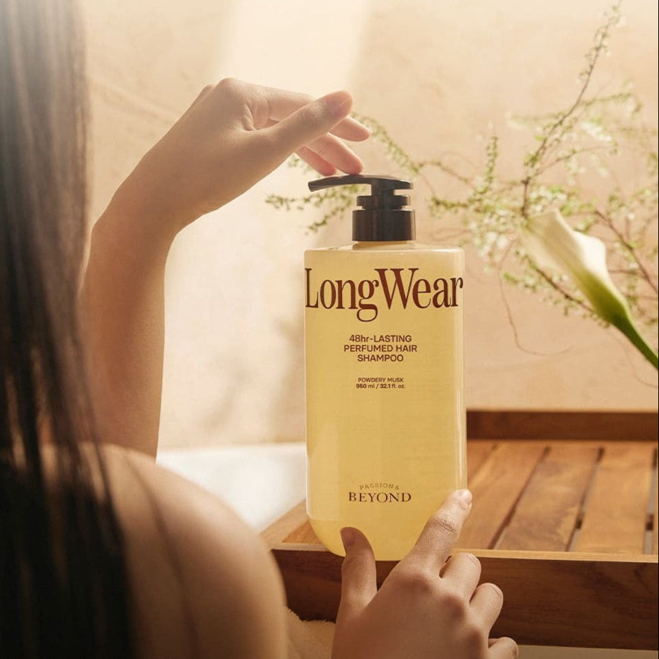 PASSON & BEYOND LongWear 48hr Lasting Perfumed Hair Shampoo 950ml, flacon LongWear tenu en mains, décor salle de bain, parfum