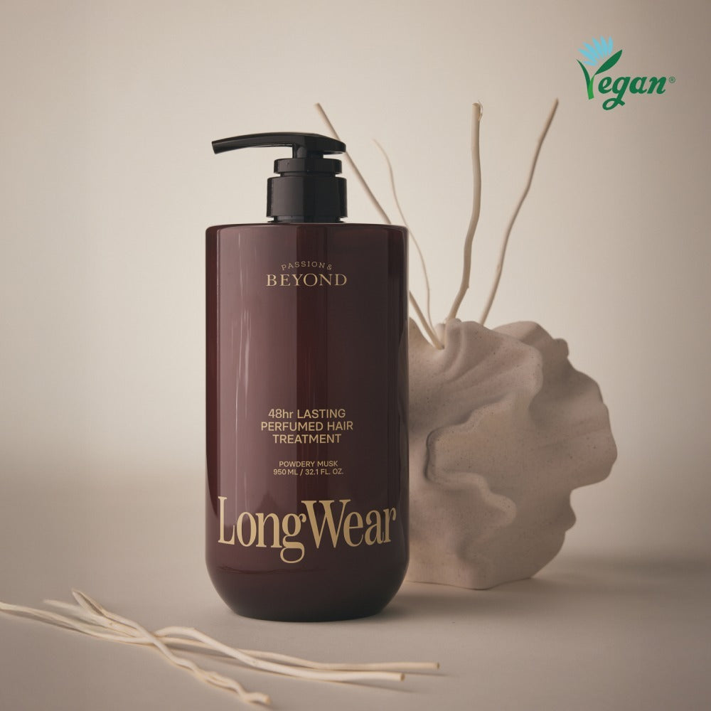 PASSON & BEYOND LongWear 48hr Lasting Perfumed Hair Treatment 950ml, flacon noir, fond beige, gouttes parfumées, décor salon