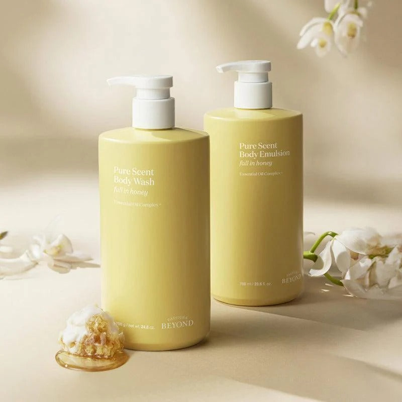 PASSON & BEYOND Pure Scent Full-in-Honey Boday Wash 700g, flacons dorés entourés de fleurs et miel en arrière-plan.
