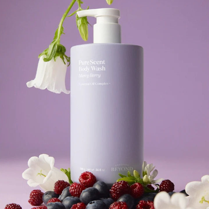 PASSON & BEYOND Pure Scent Mary Berry Body Wash 700g : flacon blanc sur fond violet, fruits rouges et fleurs, ambiance spa.