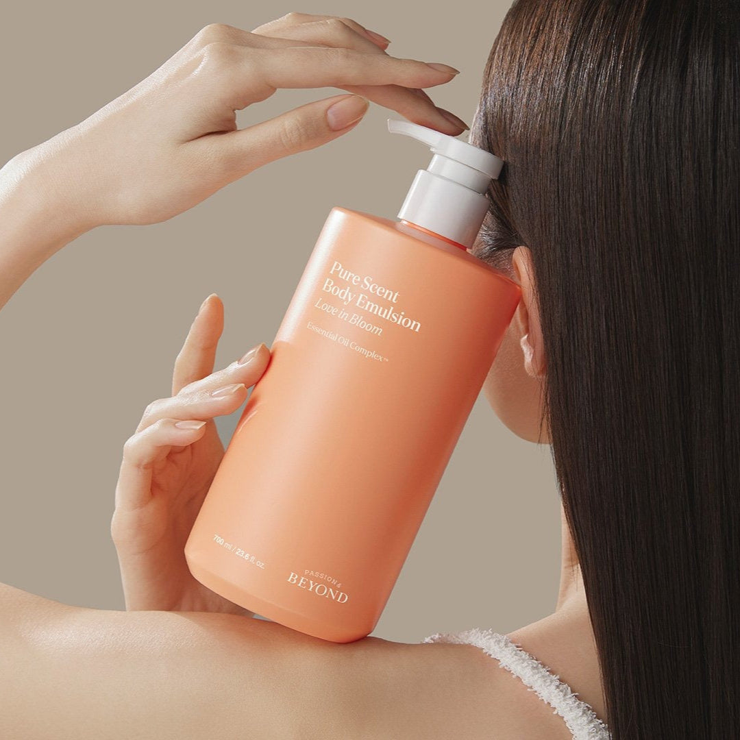 PASSON & BEYOND Pure Scet Love in Bloom Body Wash 700g, la marque sur flacon orange, femme s’applique dans salle de bain