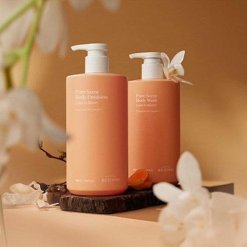 PASSON & BEYOND Pure Scet Love in Bloom Body Wash 700g : flacons sur socle, fleurs blanches, ambiance apaisante