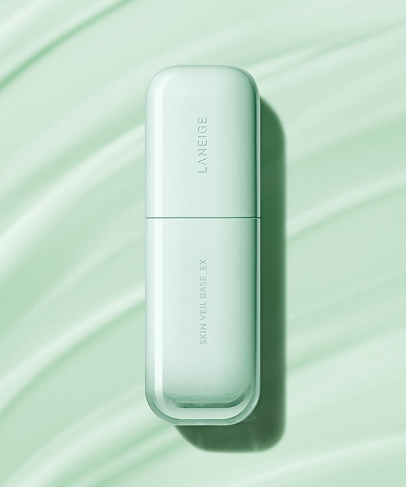 LANEIGE Skin Veil Base SPF28/PA++ 30ml sur fond vert élégant, maquillage hydratant et protecteur solaire haute qualité.