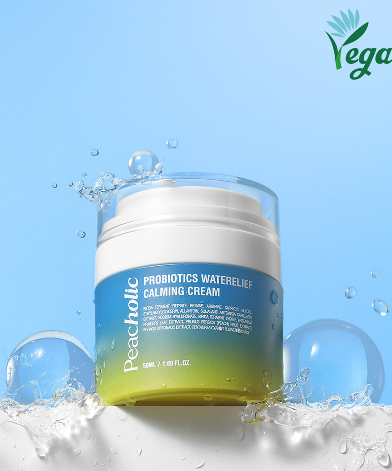 PEACHOLIC  Probiotics Water Relief Calming Cream 50ml, crème apaisante avec gel d’eau, flacon sur fond bleu ciel.