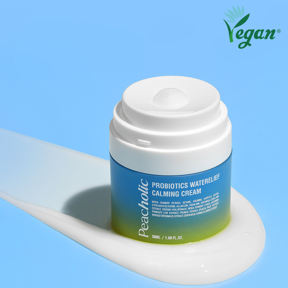 PEACHOLIC  Probiotics Water Relief Calming Cream 50ml, pot sur socle blanc, visuel peau apaisée, fond bleu ciel.