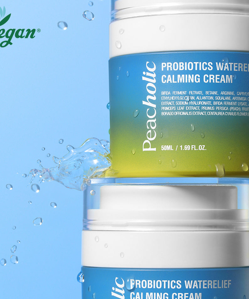 PEACHOLIC  Probiotics Water Relief Calming Cream 50ml, pot de crème sur fond bleu avec éclaboussures d’eau, marque visible.