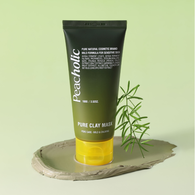 PEACHOLIC  Pure Clay Mask 100ml, tube sur fond vert avec argile et plantes, visuel produit beauté en studio.