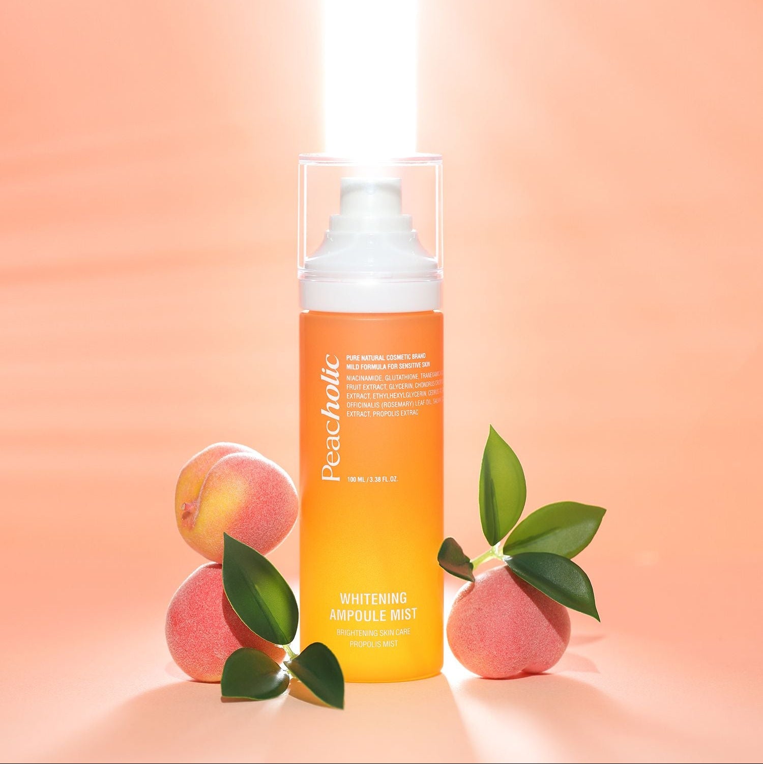 PEACHOLIC  Whitening Ampoule Mist 100ml, bouteille blanche sur fond pêche avec feuilles et fruits, mise en scène maquillage.