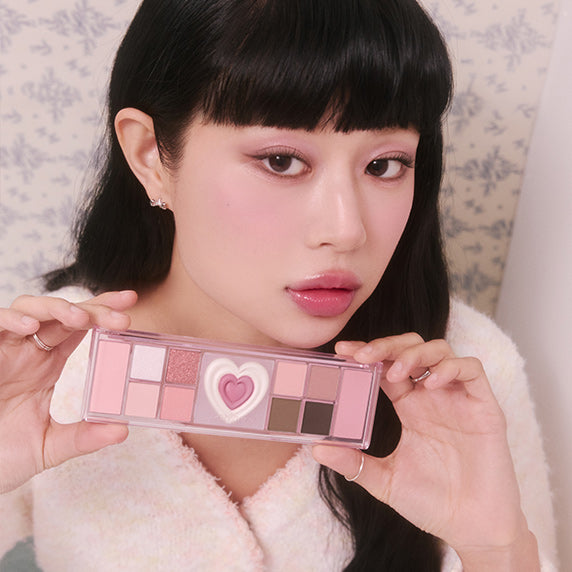 Décris l'image en français : PERIPERA All Take Mood Like Palette [Princess Hours Edition] en maquillage sur modèle, décor pastel.