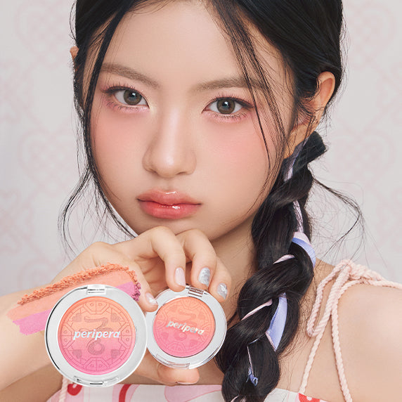 PERIPERA Clearly Tinted Custom Cheek : maquillage sur joues, femme en gros plan tenant le produit, fond clair.