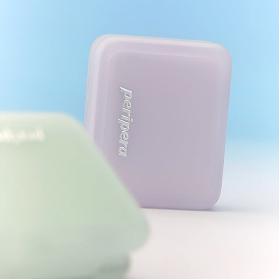 PERIPERA Filter Fit Blur Pact, boîtier en violet sur fond bleu ciel—produit beauté de la marque PERIPERA, rendu studio.