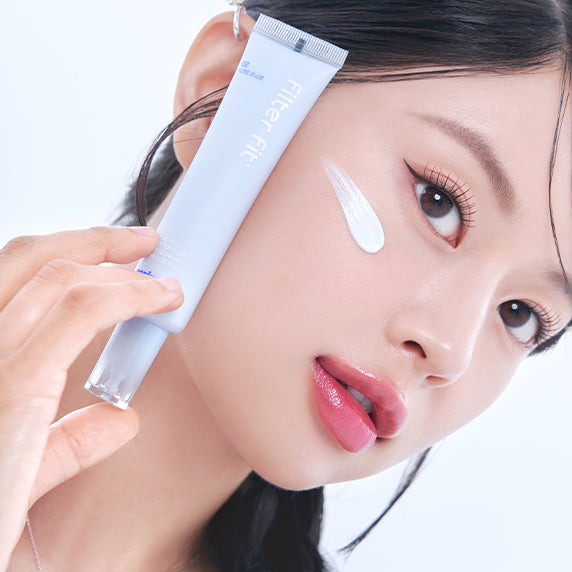PERIPERA Filter Fit Milk Tone-Up Cream, tube crème sur le visage d’une femme en gros plan, lumière douce, beauté.