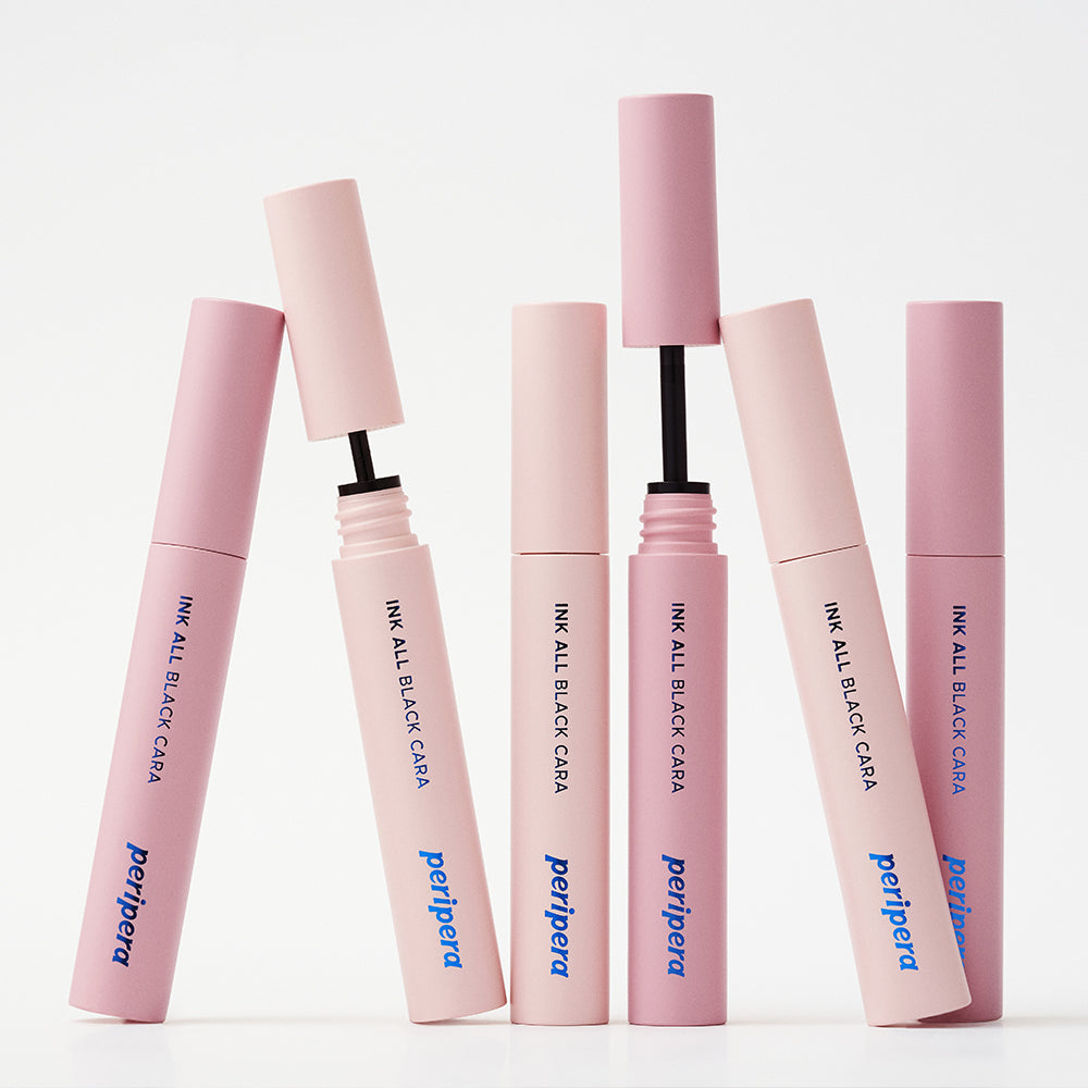 PERIPERA Ink All Black Cara de la marque PERIPERA sur fond clair, packaging rose et applicateur mascara en contexte maquillage.
