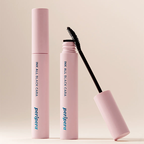 PERIPERA Ink All Black Cara, mascara noir, marque PERIPERA, flacons rose sur fond beige, photo produit.