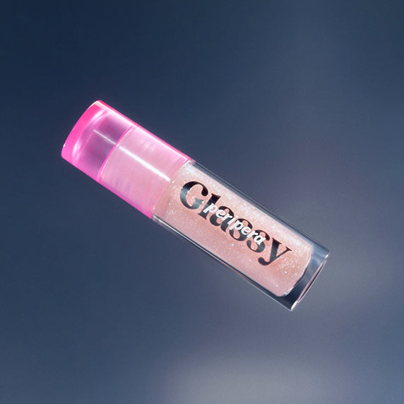 PERIPERA Ink Glazing Lip Gloss Plumper, tube brillant rose sur fond bleu, style maquillage, gros plan produit.