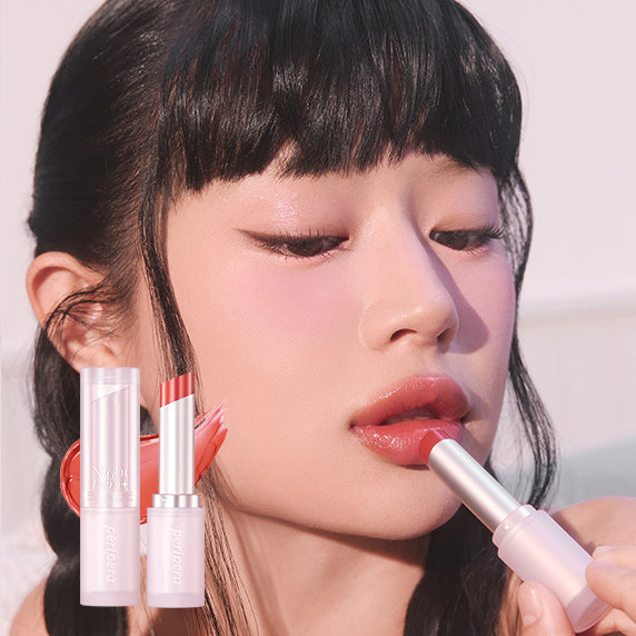 PERIPERA Ink Mood Glow Balm 3g, marque PERIPERA, baume illuminant sur lèvres, femme maquillée, visuel close-up