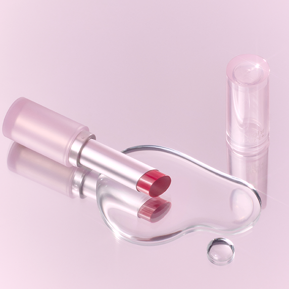 PERIPERA Ink Mood Glow Balm 3g, baume à lèvres rose et applicateur en contexte visuel pastel sur fond clair