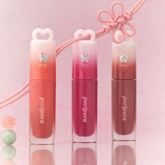 PERIPERA Ink Mood Glowy Tint, maquillage déclinés en teintes roses sur fond pastel, bouteilles et cordelette décorative, marque PERIPERA.