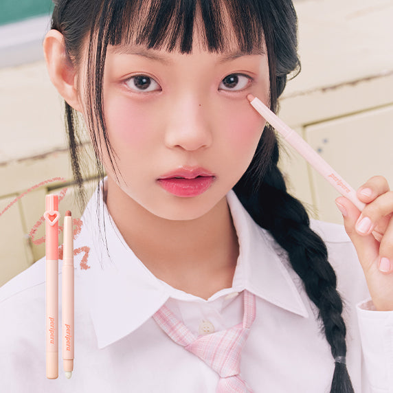 Décris l'image en français : PERIPERA Mood in Shade Eye Stick, maquillage des yeux, jeune femme tient le stick, extérieur