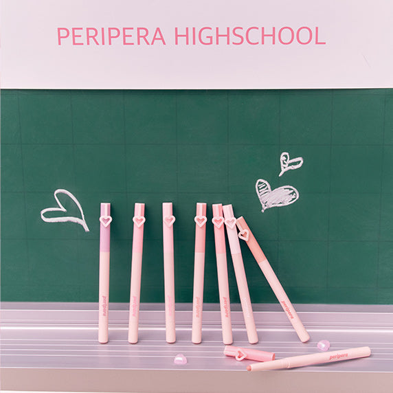 PERIPERA Mood in Shade Eye Stick : présentoir sur tableau vert “PERIPERA HIGHSCHOOL”, avec plusieurs sticks roses.