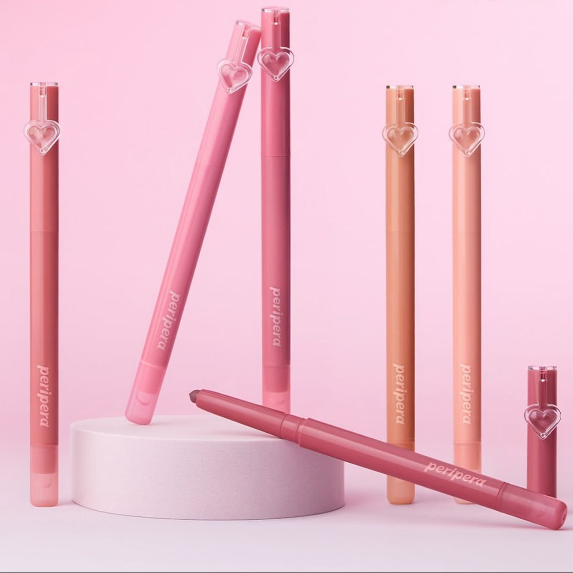 PERIPERA Puppy Plumping Dew Lip Pencil, gloss hydratant en tubes roses et nude sur fond rose pastel
