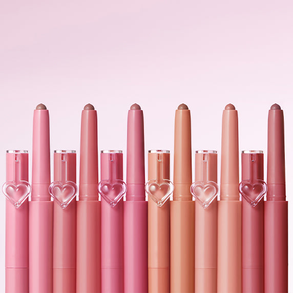 PERIPERA Puppy Plumping Dew Lip Pencil, crayons brillants roses et beiges, décor cœur, fond rose pastel.