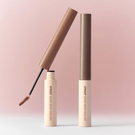 Décris l'image en français : PERIPERA Speedy Skinny Brow Mascara, mascara sourcils de la marque, sur fond rose, tubes et applicateur.