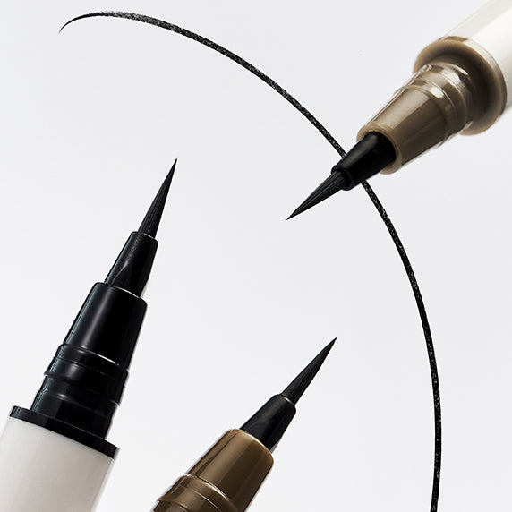 PERIPERA Speedy Skinny Brush Eyeliner de la marque PERIPERA, applicateur noir créant un trait fin sur fond clair.