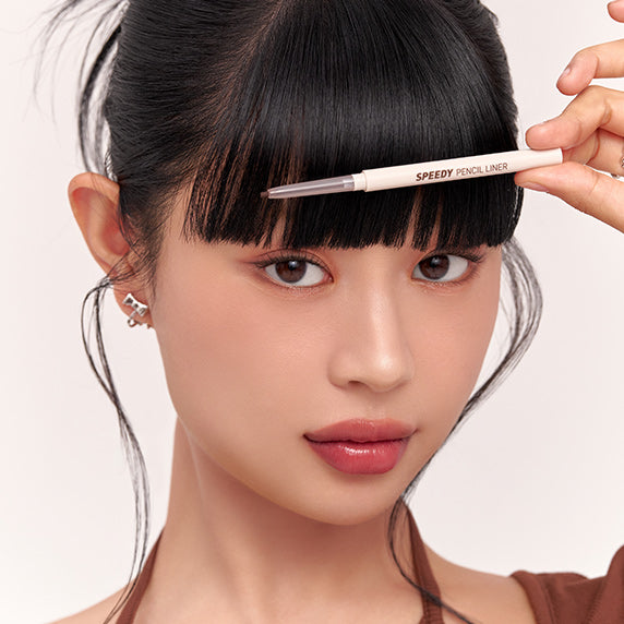 PERIPERA Speedy Pencil Liner, marque PERIPERA, maquillage des yeux : la main tient le crayon sur le visage