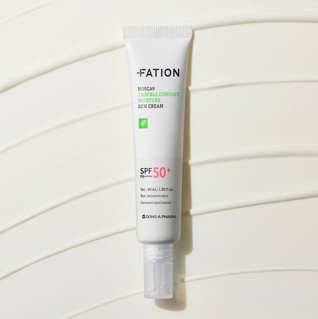 FATION Nosca9 Trouble Comfort Moisture Sun Cream SPF50+/PA++++ 40ml, tube crème solaire de la marque +FATION sur fond crème.