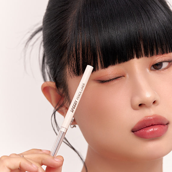 PERIPERA Speedy Pencil Liner : application du crayon eyeliner sur le visage, marque PERIPERA, maquillage maquilleuse.