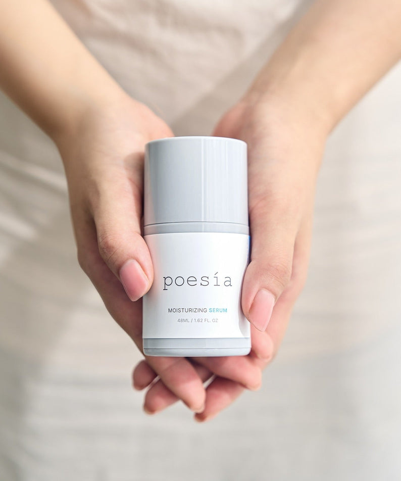 POESÍA Hydro Hyaluronic Deep Moisturizing Ampoule Serum 48ml, mains tenant le flacon, contexte skincare, crème et sérum.