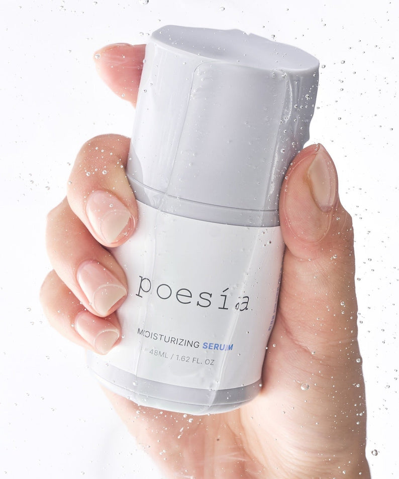 POESÍA Hydro Hyaluronic Deep Moisturizing Ampoule Serum 48ml, flacon blanc tenu par des mains, gouttes d’hydratation sur fond clair.
