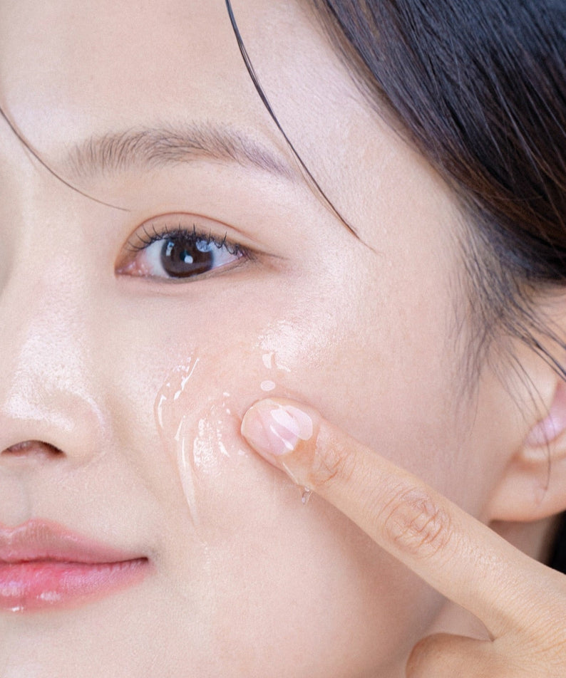 POESÍA Hydro Hyaluronic Deep Moisturizing Ampoule Serum 48ml, sérum hydratant appliqué sur le visage, gros plan peau brillante.