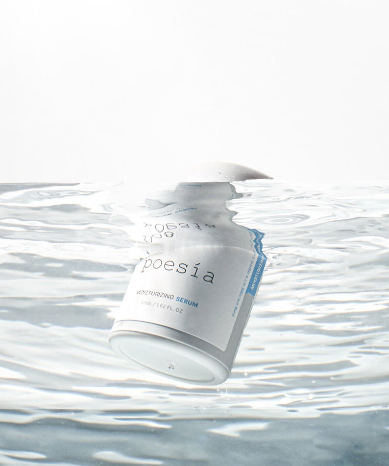 POESÍA Hydro Hyaluronic Deep Moisturizing Ampoule Serum 48ml, flacon dans eau et reflets, contexte beauté hydratante