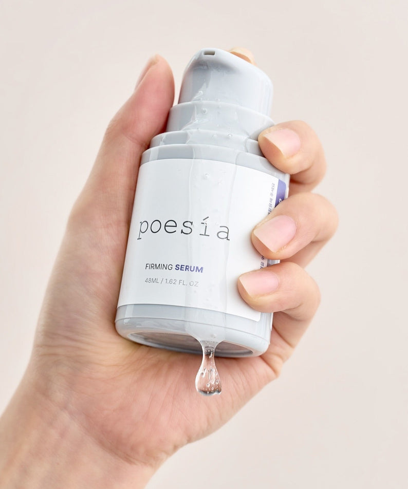 Flacon de POESÍA Hydro Phyto Collagen Deep Farming Ampoule Serum 48ml tenu dans une main, gouttelette de sérum visible.