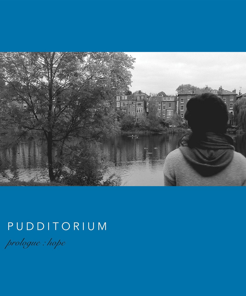PUDDITORIUM - [Prologue : Hope] - Album Kpop, couverture avec rivière urbaine en noir et bleu, fan en arrière-plan.