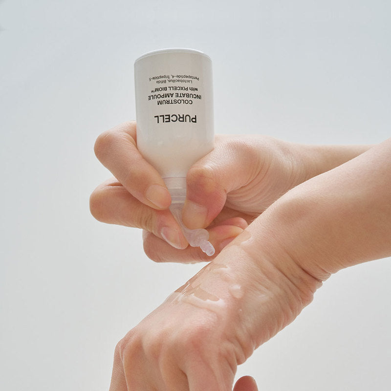 PURCELL Colostrum Incubation Ampoule 30mL de la marque PURCELL, ampoule blanche tenue dans les mains sur fond clair.