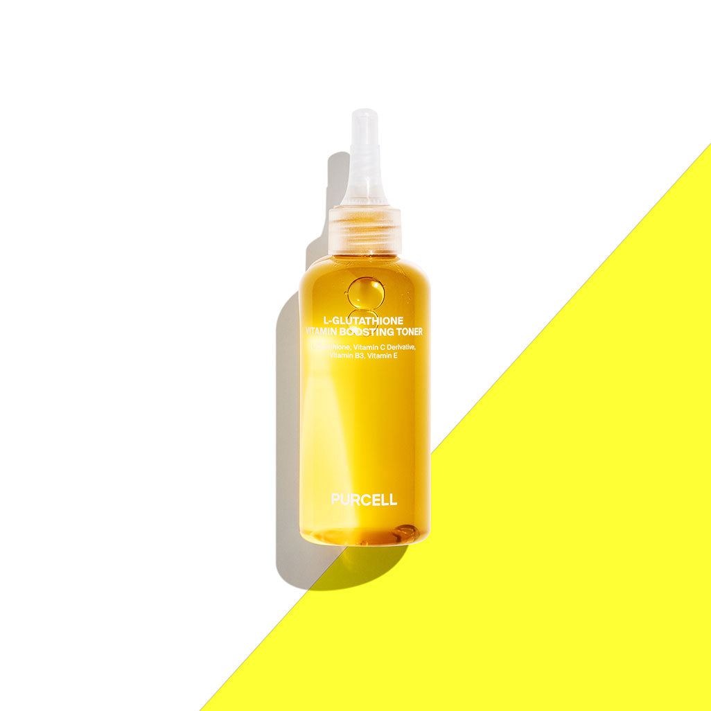 Décrivez l'image : PURCELL L-Glutathione Vitamin Boosting Toner 150mL de PURCELL, flacon sur fond blanc et jaune.