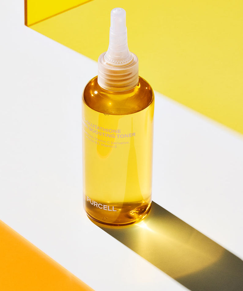 PURCELL L-Glutathione Vitamin Boosting Toner 150mL de la marque PURCELL, flacon doré sur fond jaune et blanc