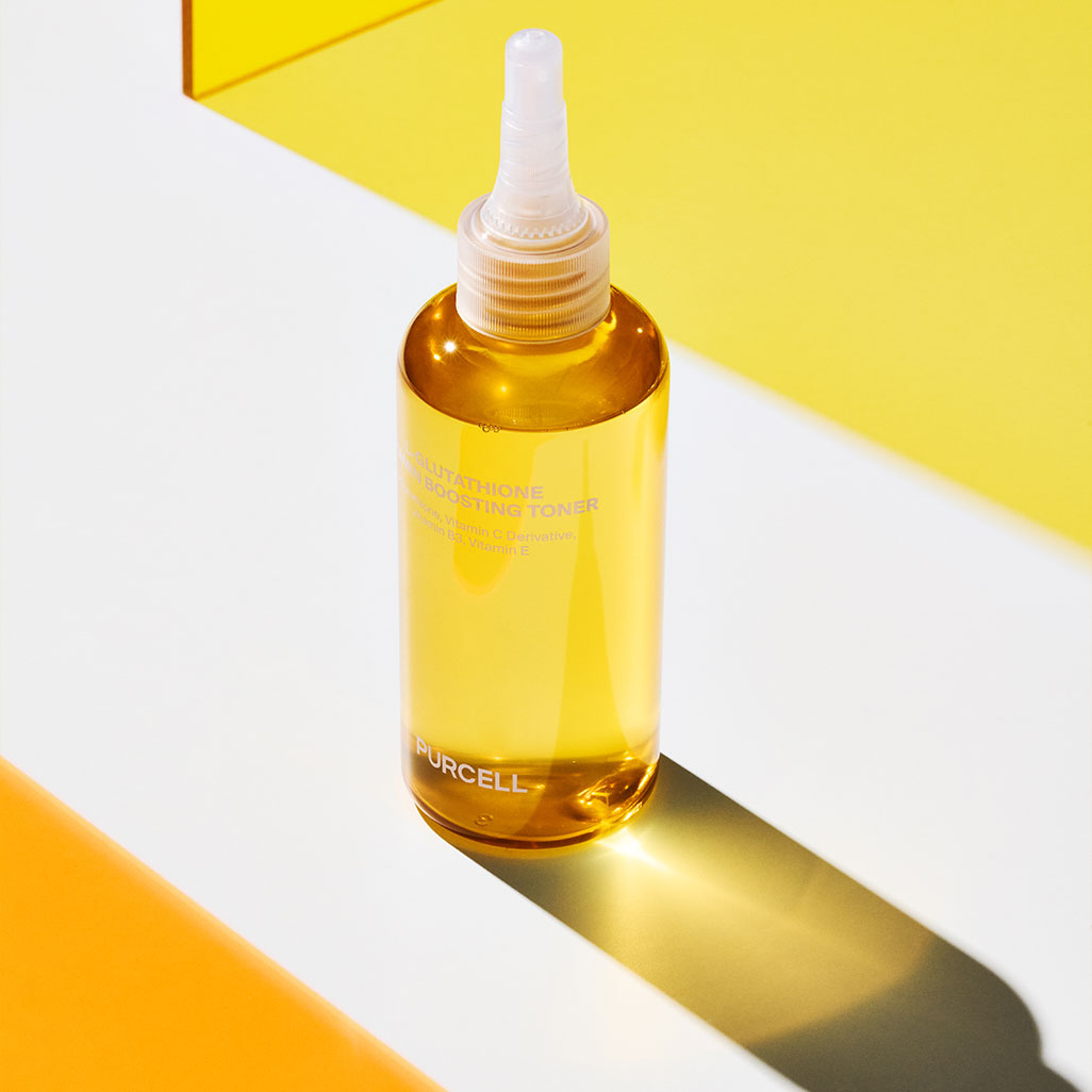PURCELL L-Glutathione Vitamin Boosting Toner 150mL de la marque PURCELL, flacon doré sur fond jaune et blanc